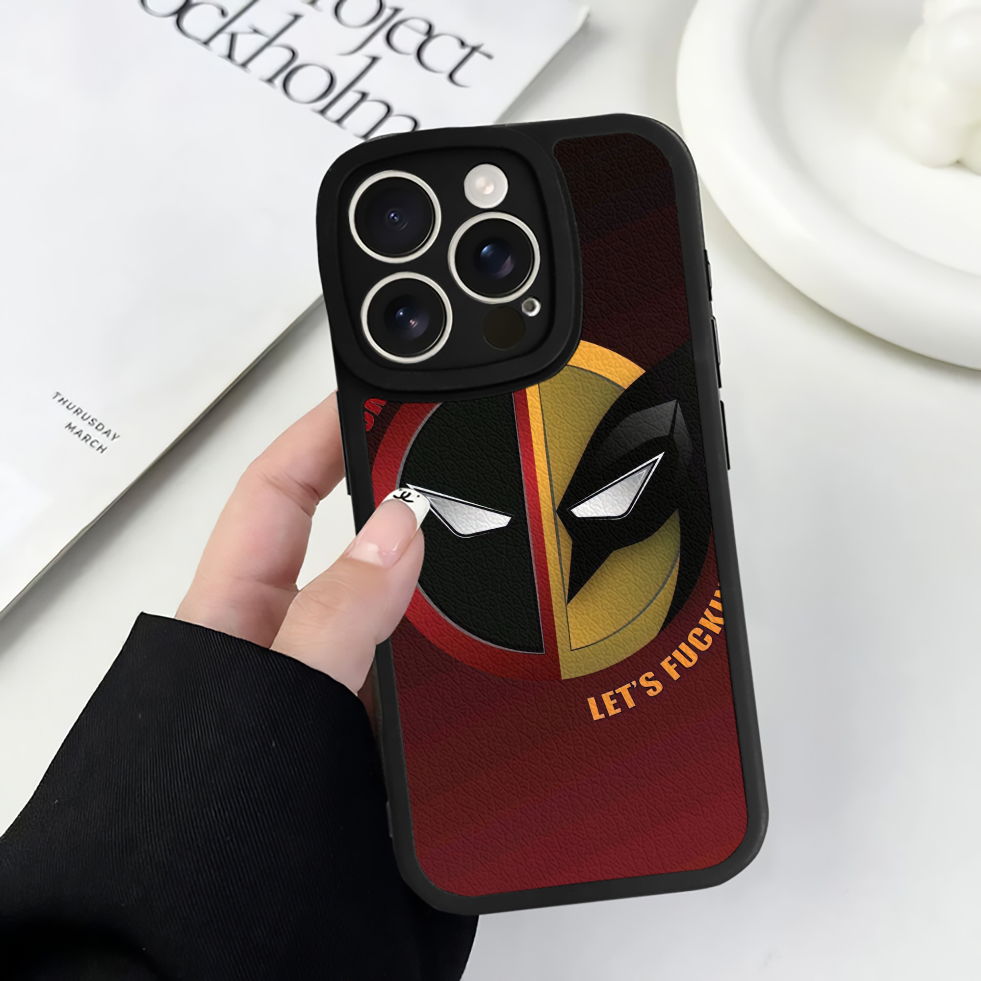 （画像用） Deadpool デッドプール 【iPhone 16シリーズ対応】シリコンスマホケース（レザー調） 材質：シリコン